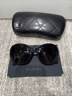 CHANEL Black beige Oversized Round Sunglasses turnlock 5235-Q 501/T3 with Case